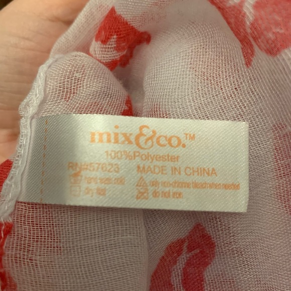 Kiss 💋 infinity scarf 🧣 - Picture 4 of 4